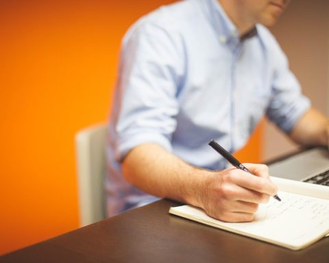 Wat je moet weten wanneer een werkgever een loonstop oplegt